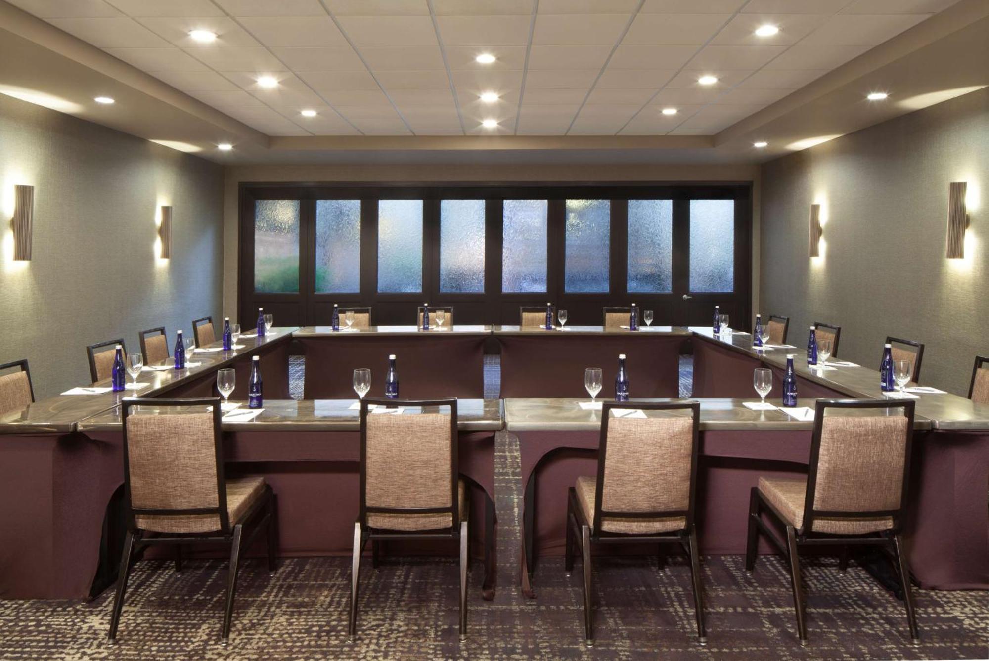 Embassy Suites By Hilton Philadelphia Airport Bagian luar foto