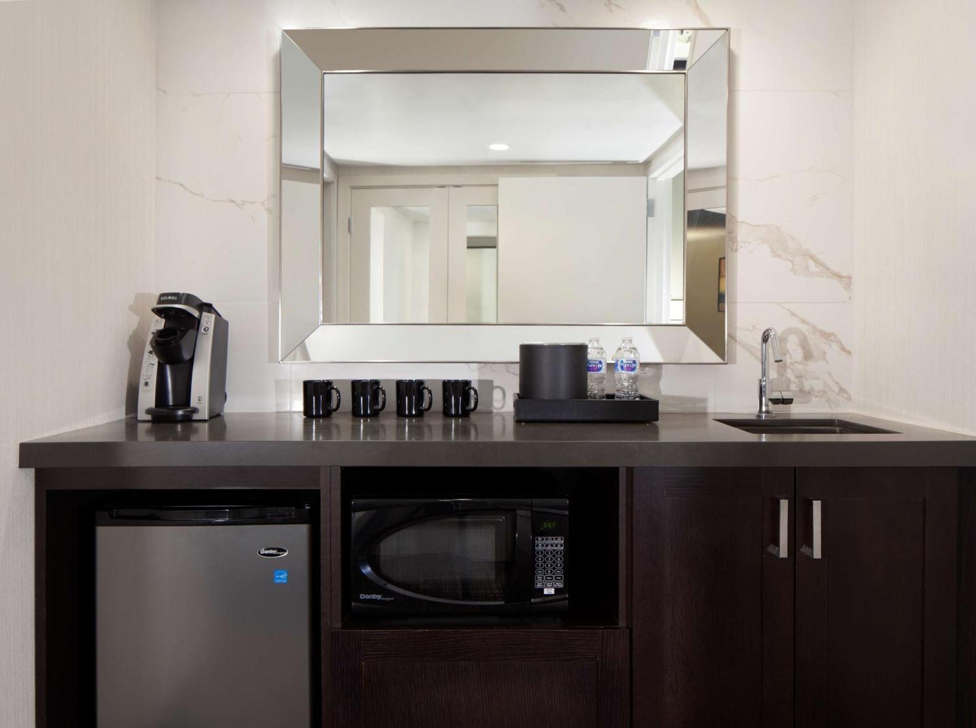 Embassy Suites By Hilton Philadelphia Airport Bagian luar foto