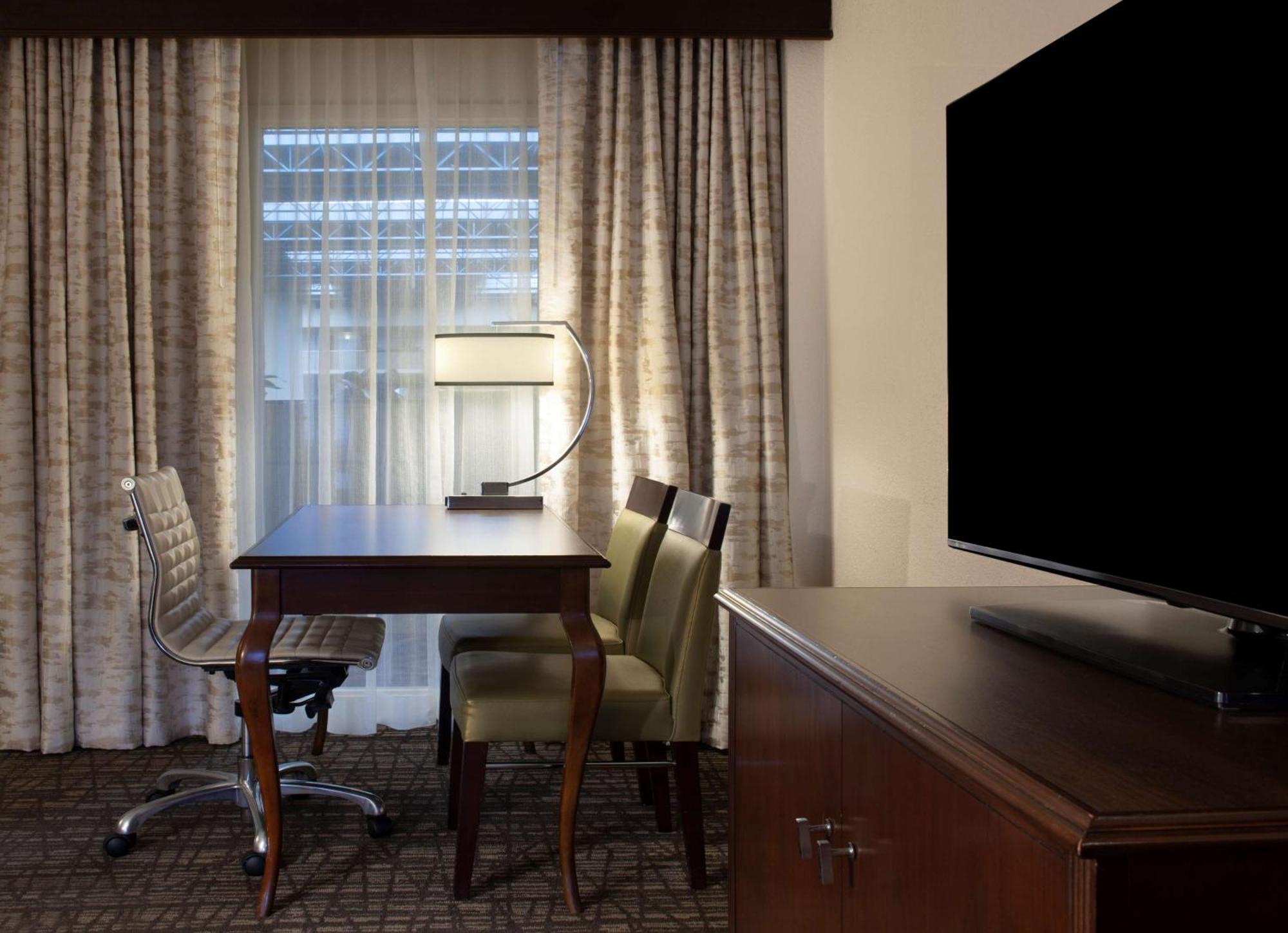 Embassy Suites By Hilton Philadelphia Airport Bagian luar foto