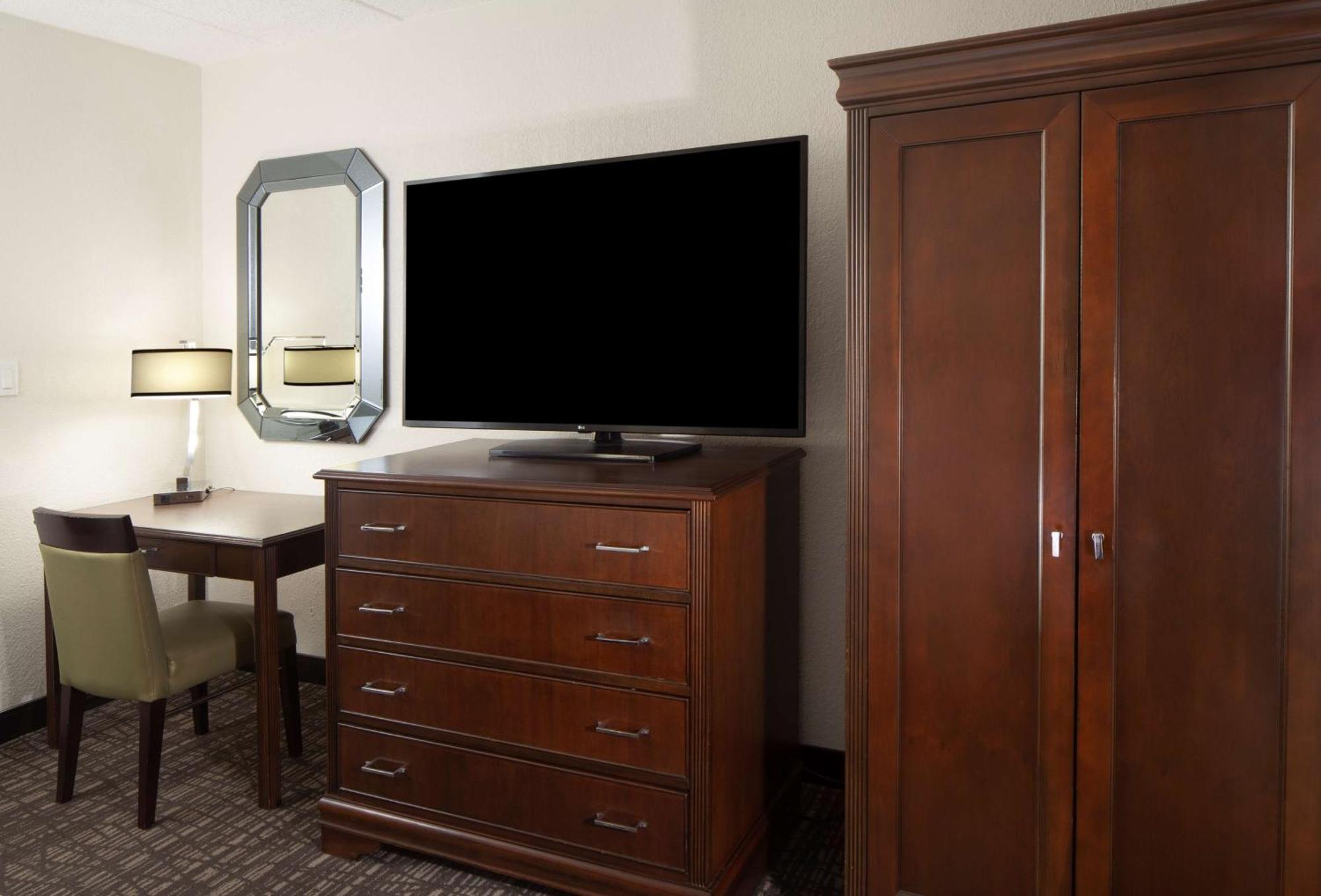 Embassy Suites By Hilton Philadelphia Airport Bagian luar foto