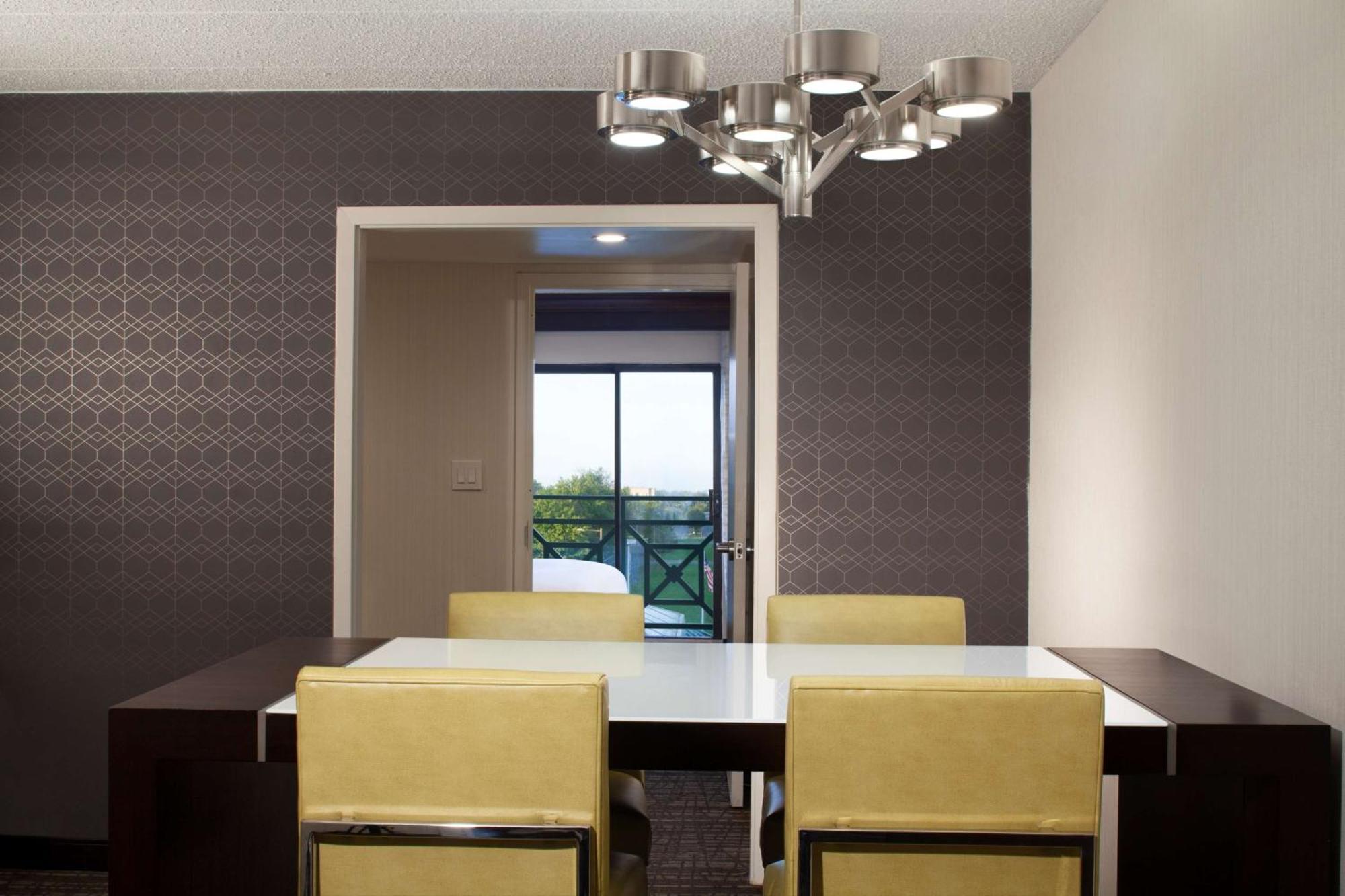 Embassy Suites By Hilton Philadelphia Airport Bagian luar foto